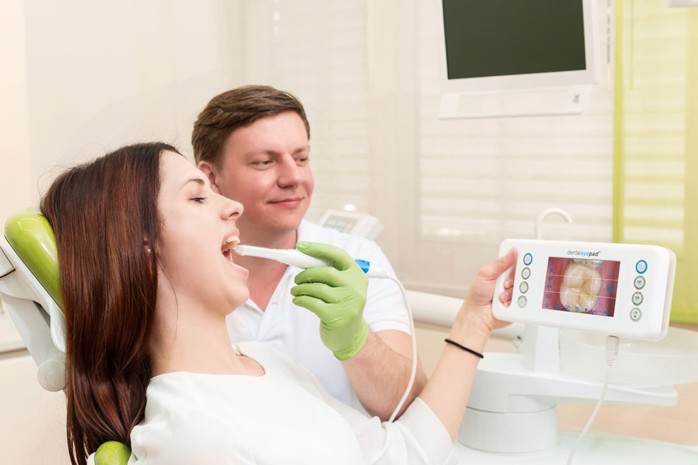 The small dental e-pad is used together with an intraoral camera to show a patient your teeth.