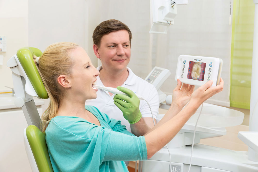 Viewing the teeth with the dentaleyepad.