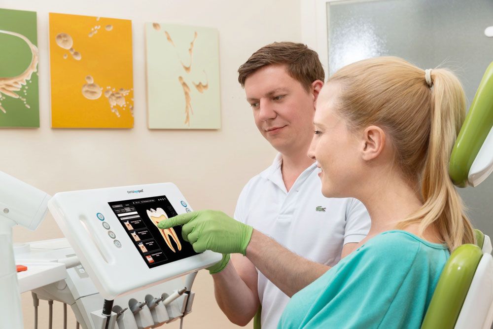 The patient receives explanations on the basis of a tooth model, which is shown with the Dentaleyepad.